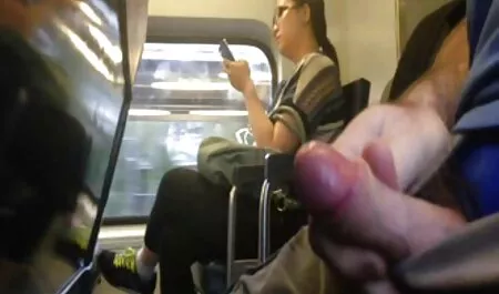 Dos niñas se esconden detrás del eje para chorro de mear videos pornos en español gratis