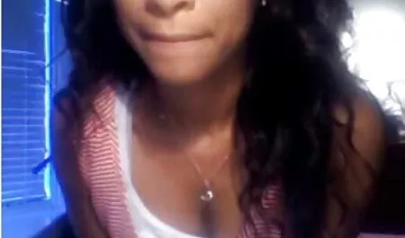 La belleza de los dedos de color rojo y videos gratis de porno dispara de nuevo en la ducha