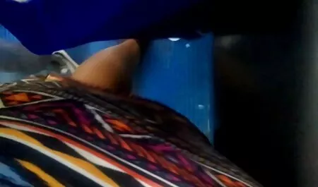 Sin quitarse los zapatos, acuéstese en pirnogratis el sofá para la masturbación