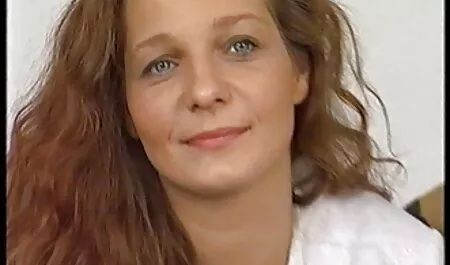 Sacó la varilla pornogayxxx y le dio a la puta a chupar