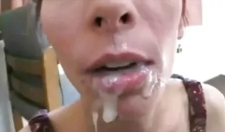 La chica se imagina a p0rno gratis sí misma como una amante y castiga al hombre
