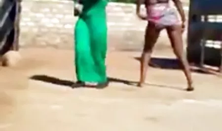 Chica escondida detrás de una maleta y se folla a sus pantalones para xxxmuycerdas orinar