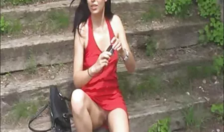Vecino come en cámara y le da a vecino peliculas pornograficas