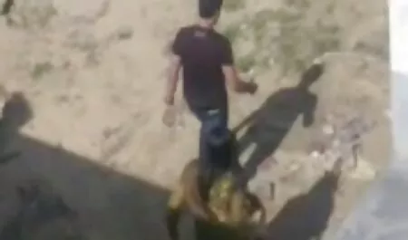 Una trios xxx mujer joven larga entregó por primera vez a un hombre