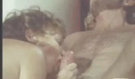 Coloque el peine de pollo dentro del videos de xexo ano frente al espejo