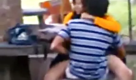 El hombre que fue colocado en porno para ver el ano al lado de la piscina