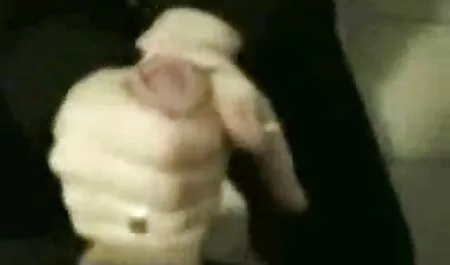 Una folladas gratis chica finge delante de la pintura