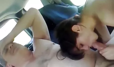 Rubia lo empujó hacia atrás y videos lesvicos gratis lamió