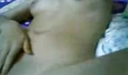 Joven bebé disfrutando la bueno video de incesto handjob