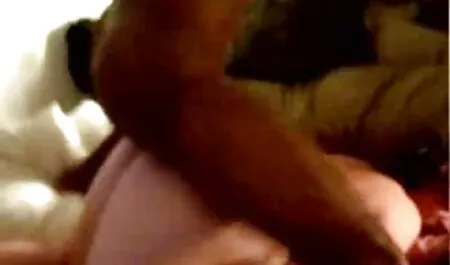 La chica constantemente pidió tener insecto porno a sí misma dos
