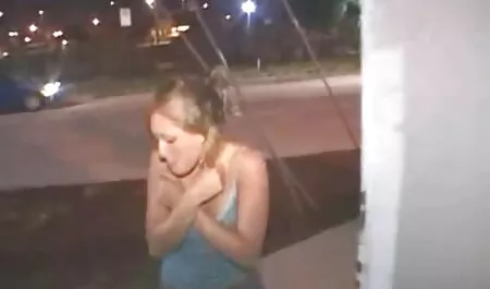 La chica apoya videos gratisxxx masturbándose en una silla inusual