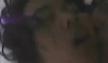 Nisha en un sofá retro delante del porn duro fotógrafo