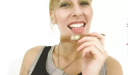 Angeli españolas xxx performue realiza trucos de gimnasia para la flexibilidad del cuerpo