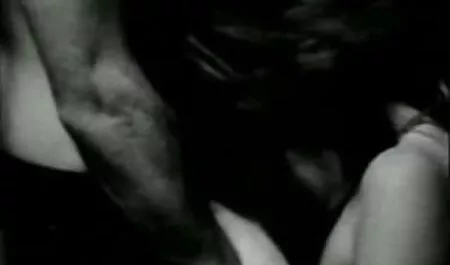 Seductora camarera con el culo desnudo y afeitado agujero abuelas folladoras