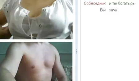 Mujer usa ropa interior de encaje y videos de sexxo se sienta en un miembro