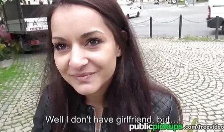 Esta chica está pornografía interracial sentada en la mesa de abajo