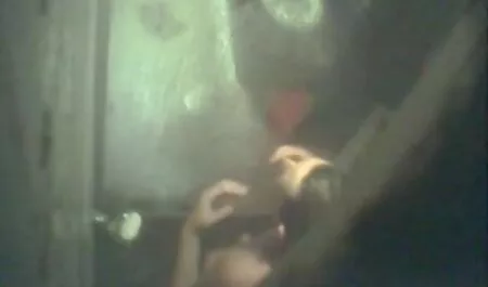 La chica ayudó a orinar videos pornos jovencitas y luego salió