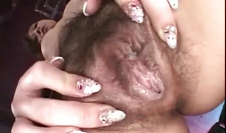 Rubia se sentó en el inodoro para videos porno con desnudarse