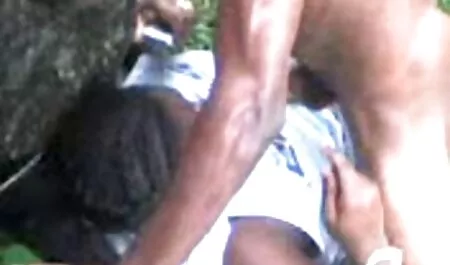 Clítoris Piercing ayuda a masturbarse a una chica venezolanasxxx en la naturaleza