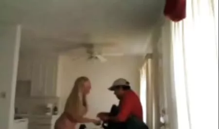 Además de la videos pornos travestis belleza en la cocina el taghut levanta la pierna