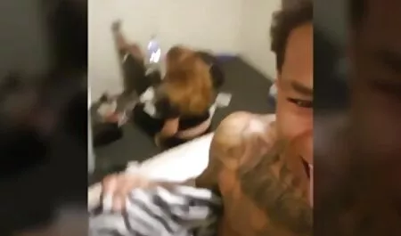 El joven médico violó videos de sezo a dos aprendices, uno en el ano y el otro en el coño