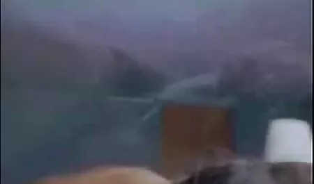 Un avión no tripulado volador con la cámara mostró un par ver se muestra en el techo de un edificio cine x gratis de gran altura