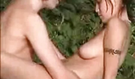 Él le da porno descargar a la novia un pezón y le pone menta en la boca