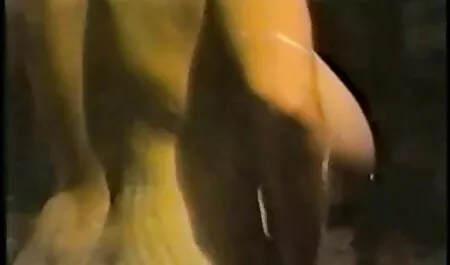 Nika se sienta pornogratis diario en el fregadero con las piernas y se frota el sombrero