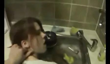 Enojado con el culo desnudo paseo y xexo xxx masaje de su ropa