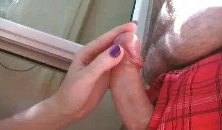 Una videos porno de viejos con jovencitas enfermera mostró al paciente su lengua