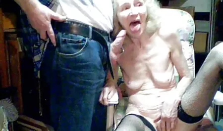 Morena enfermera porno viejos y jovencitas vestido tira de su coño con un vibrador
