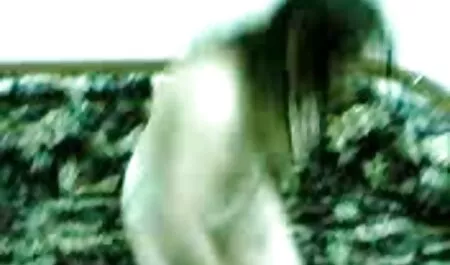 Flaco chica en la bañera que cubre el sombrero del xxx anal jovencitas piso